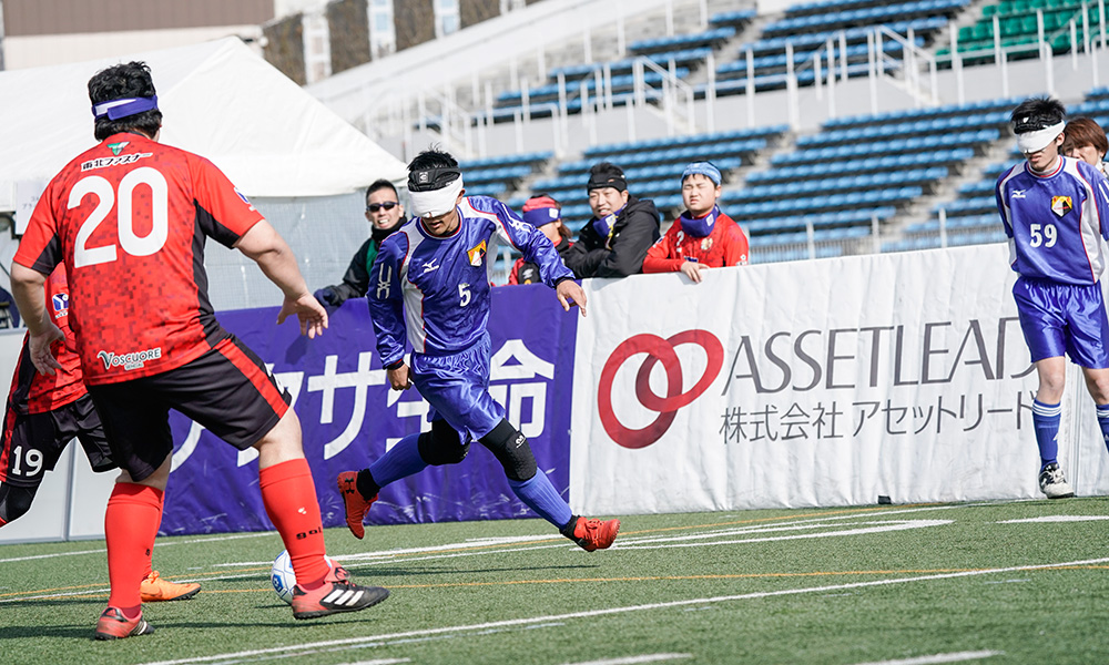 ブラインドサッカーの試合の様子　提供：鰐部春雄／日本ブラインドサッカー協会