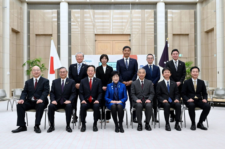 企業代表者と東京都知事のグループ写真