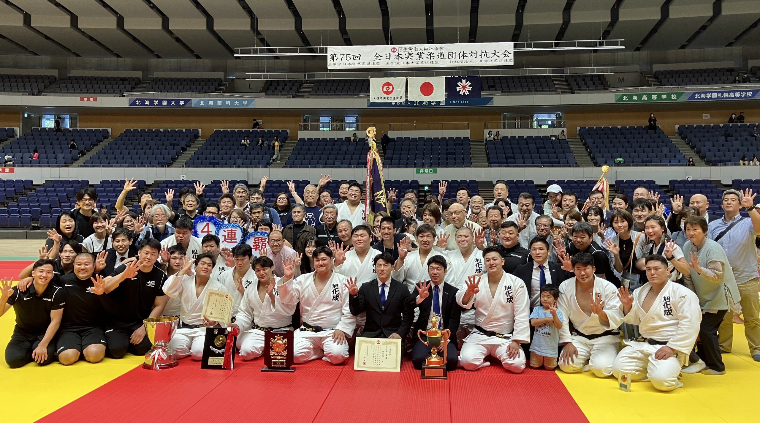 会場で選手と社員が一緒に写っている集合写真