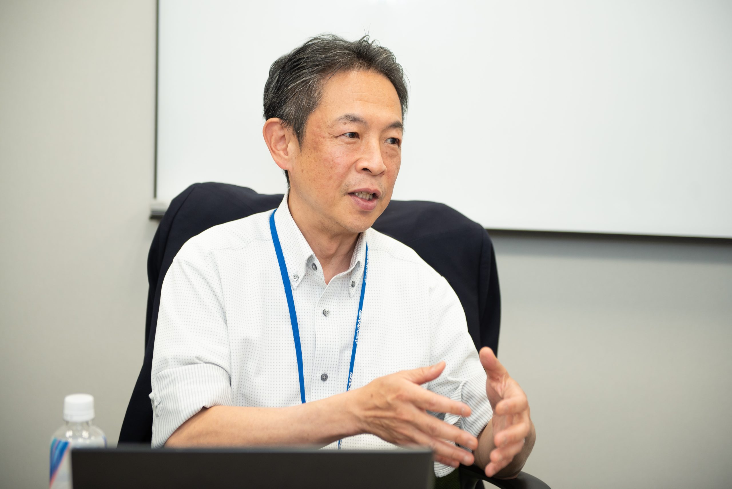インタビューに応えるスポーツ広報室長の岸上さん
