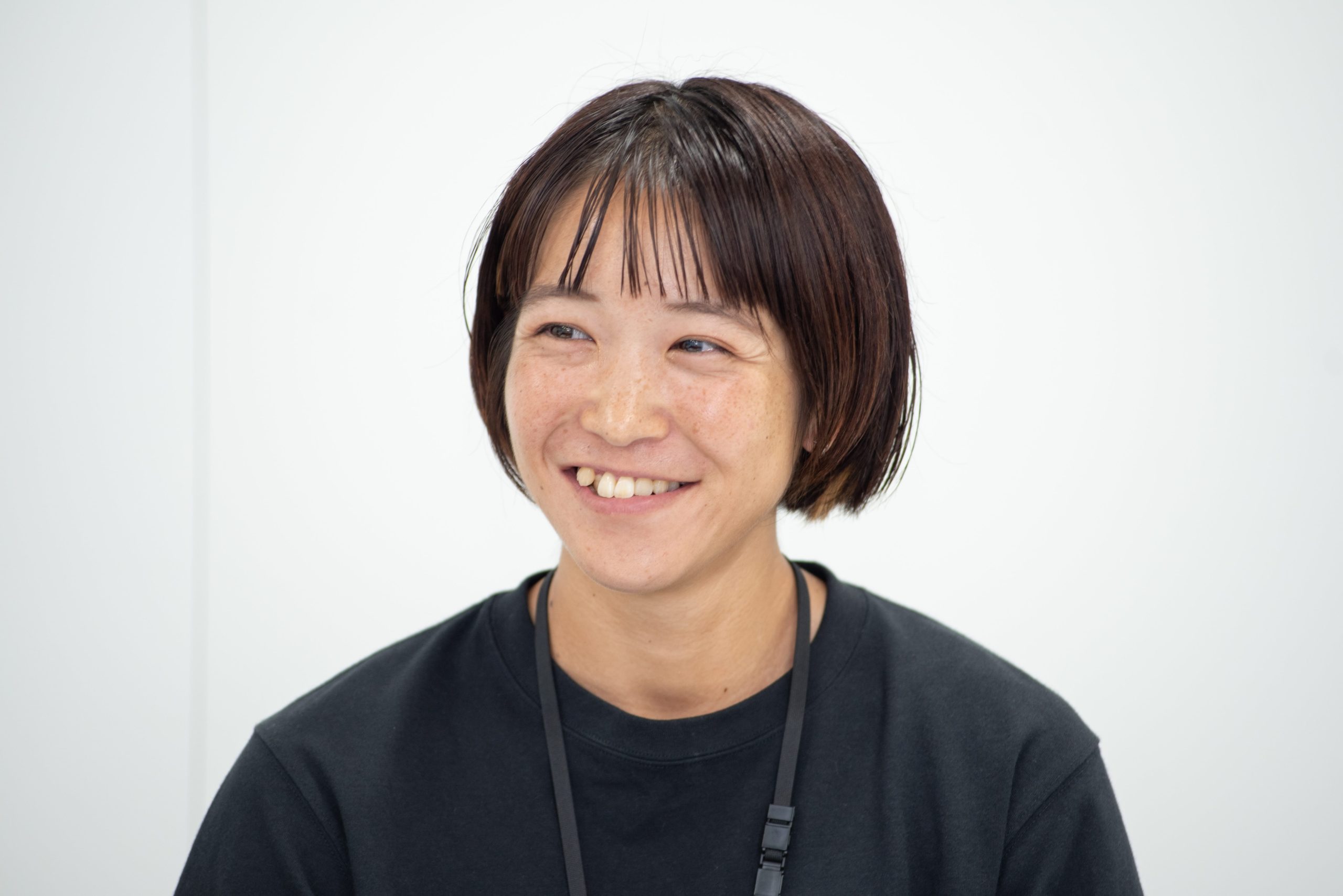 インタビューに応える山田さんの写真