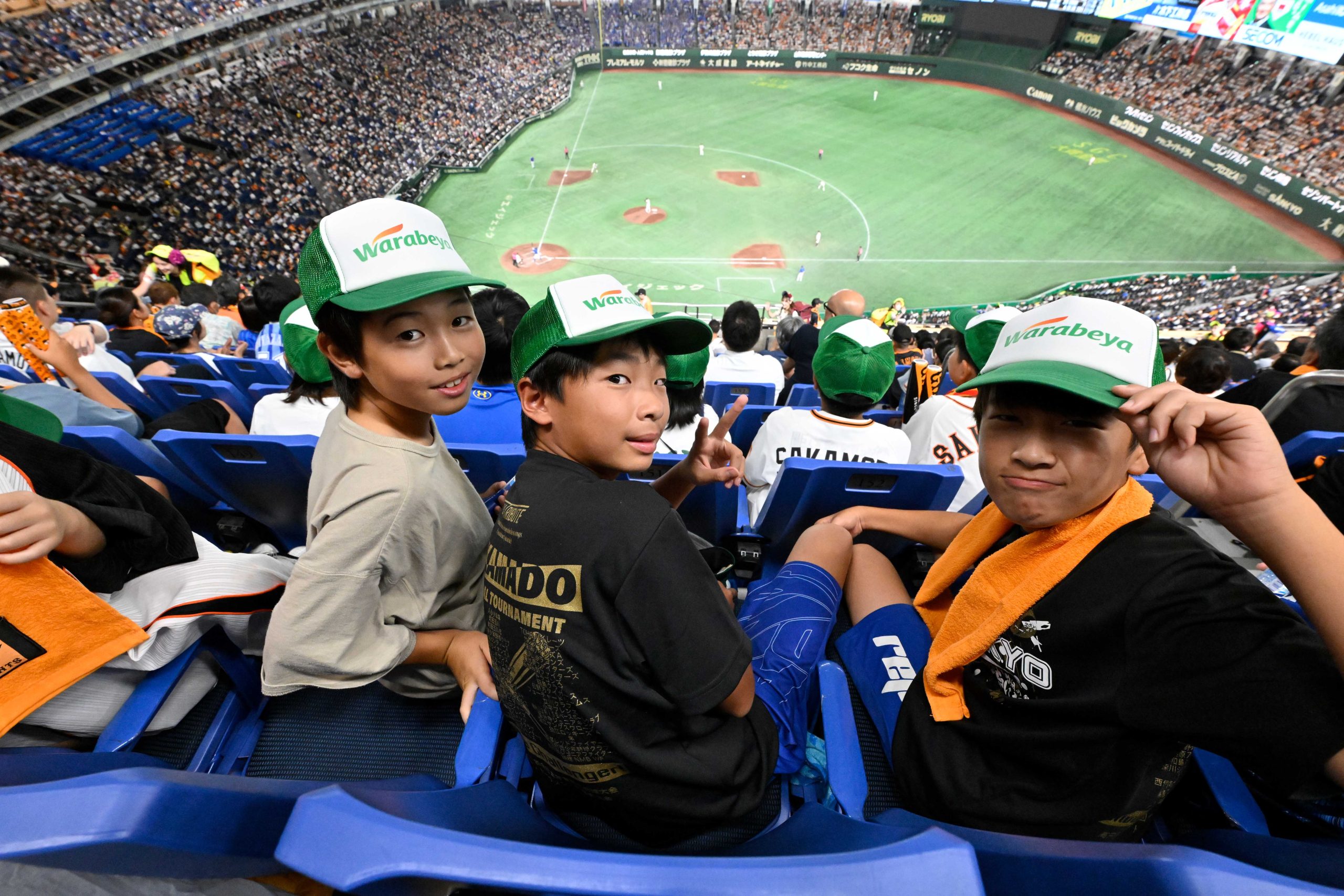 3人の少年が東京ドームの観客席で撮った写真