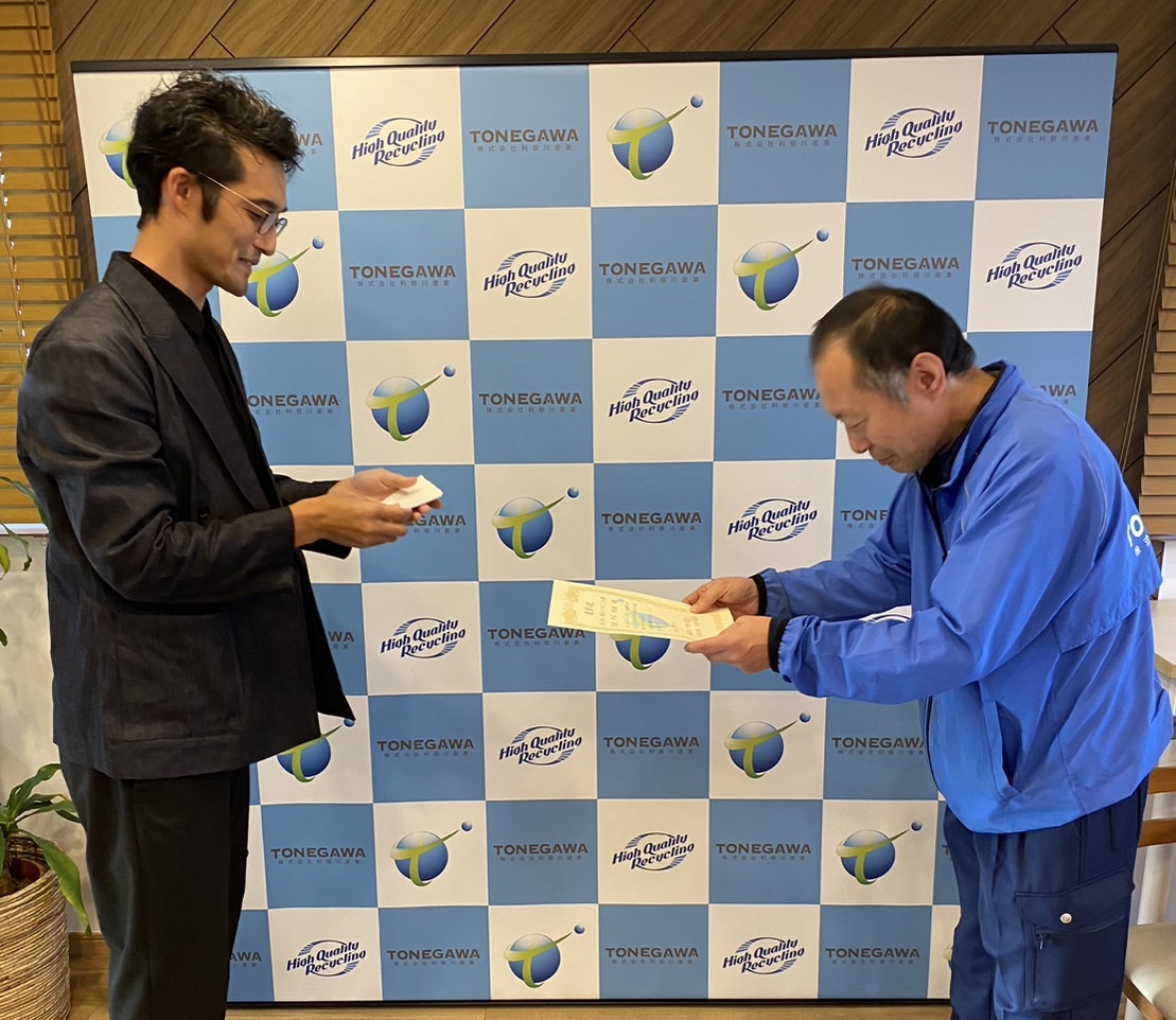 パネルの前で表彰されている写真