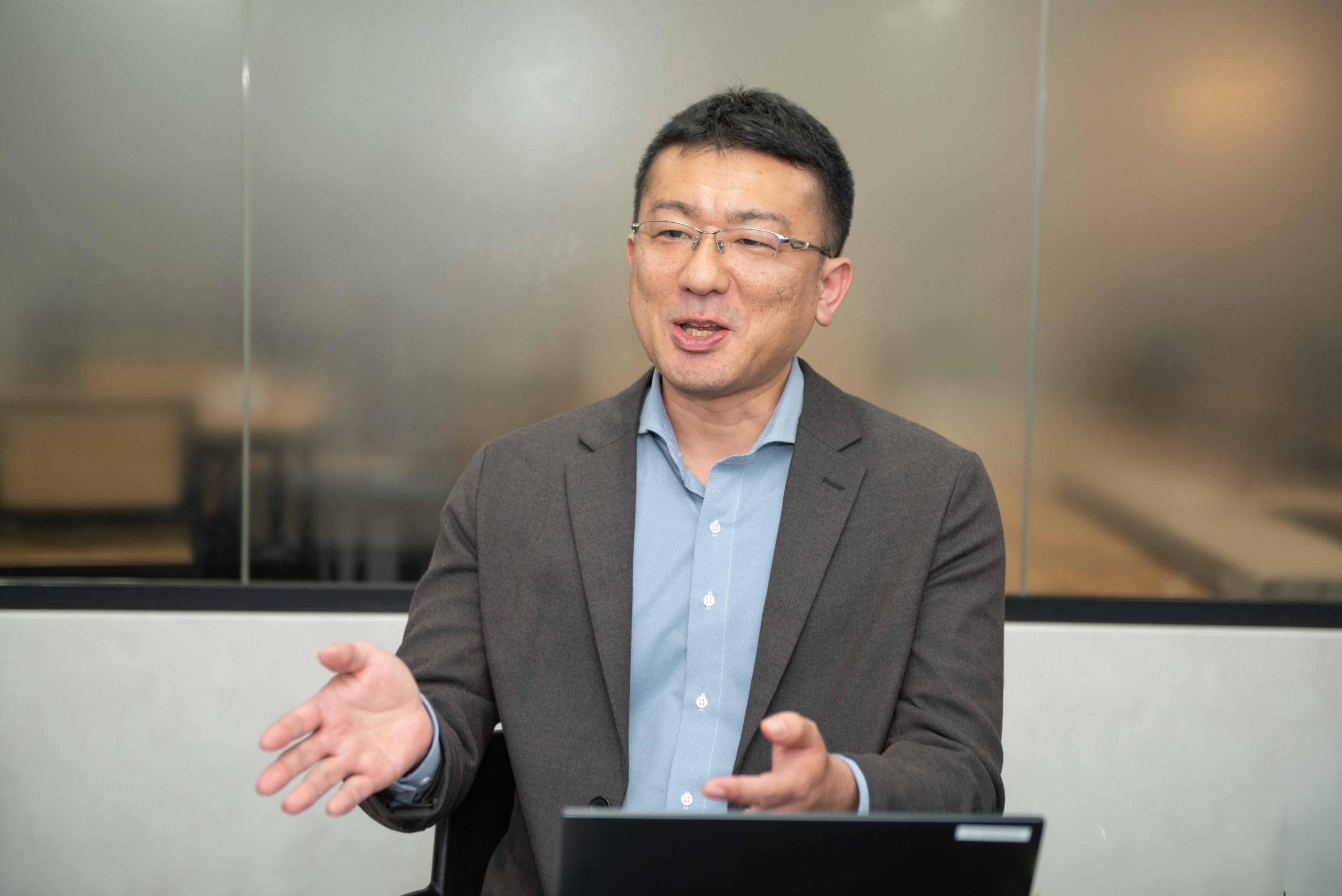 ジェスチャーを交えながらインタビューに応える善養寺雅規さん