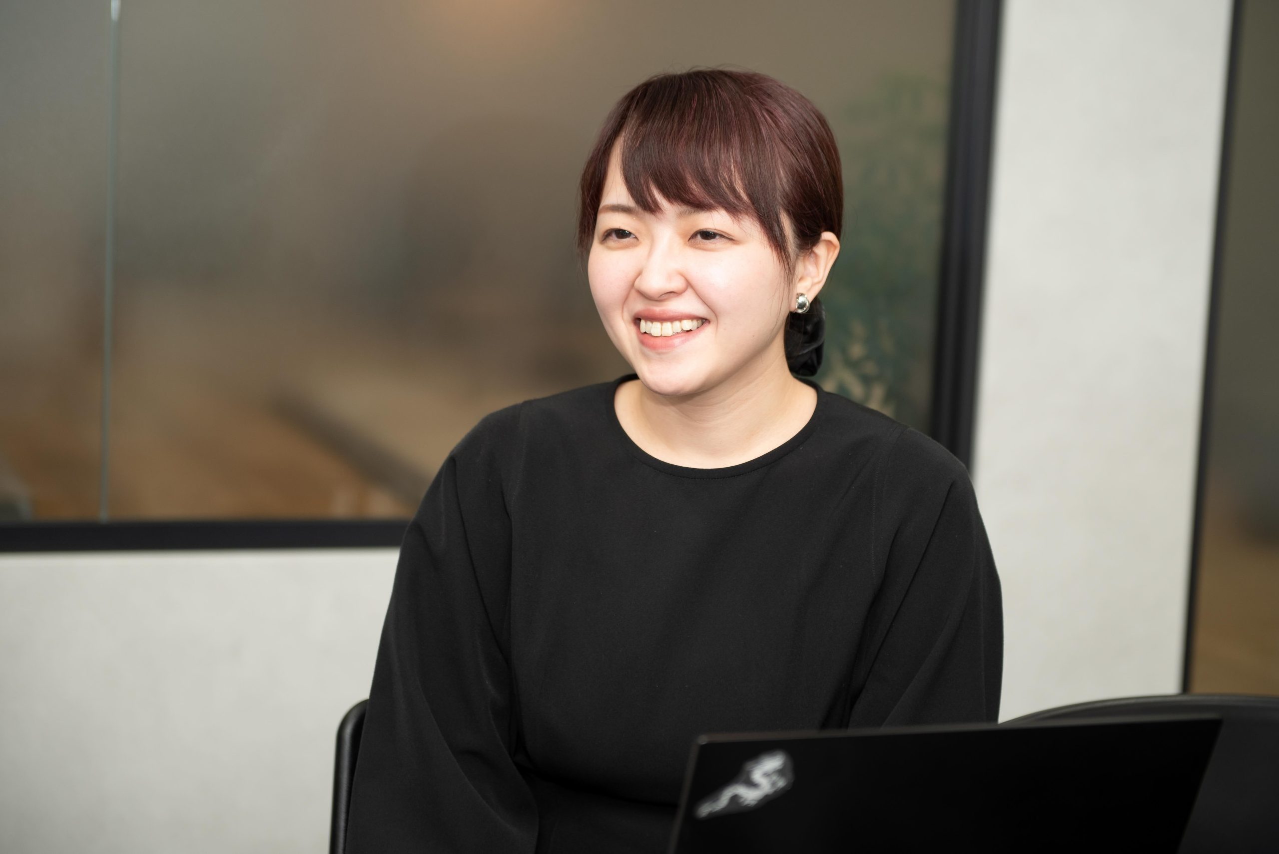 微笑んでインタビューに応える蓑輪梓さん