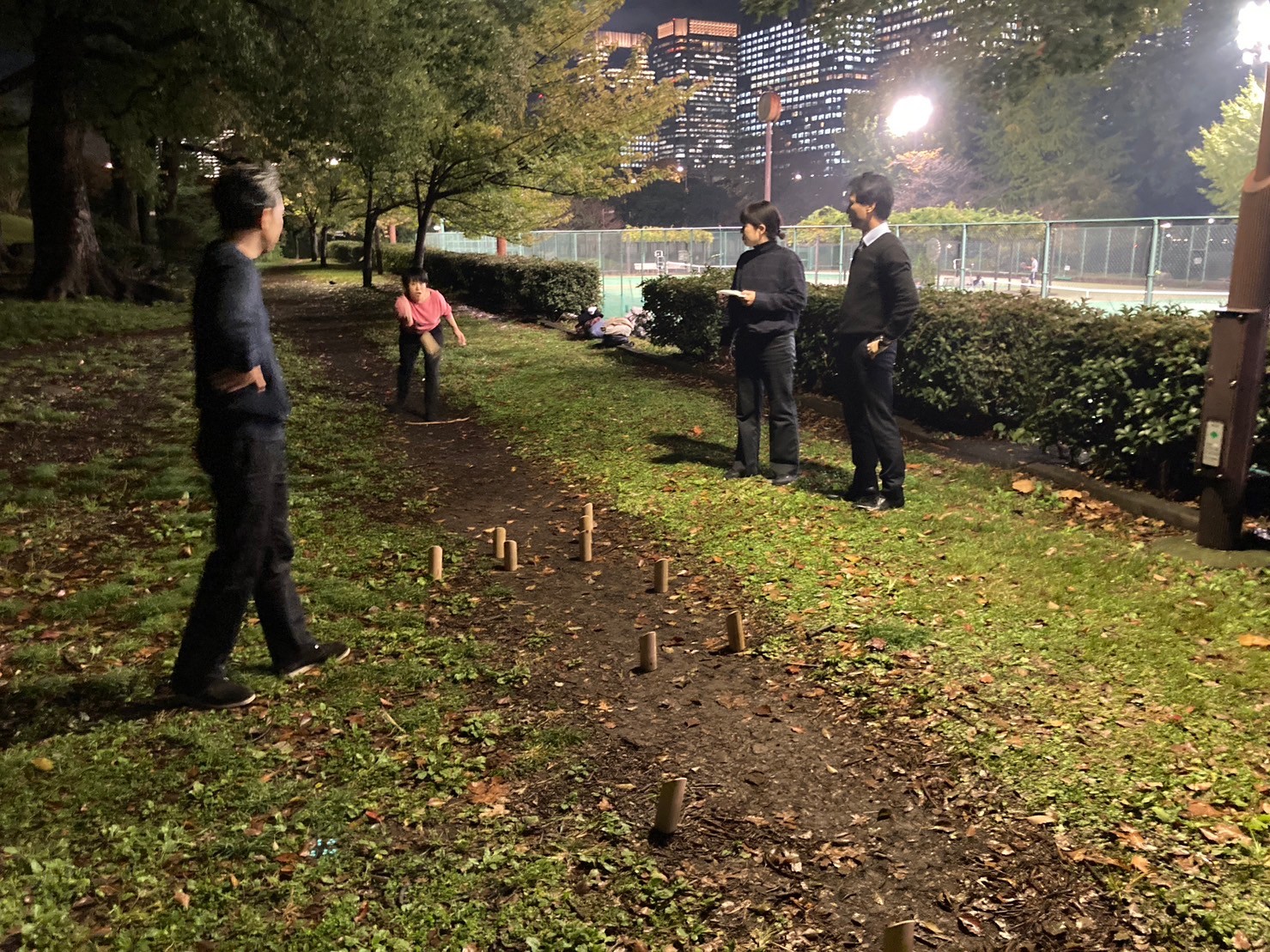 株式会社ケイミックスのみなさんが公園でモルックをしている 2枚目