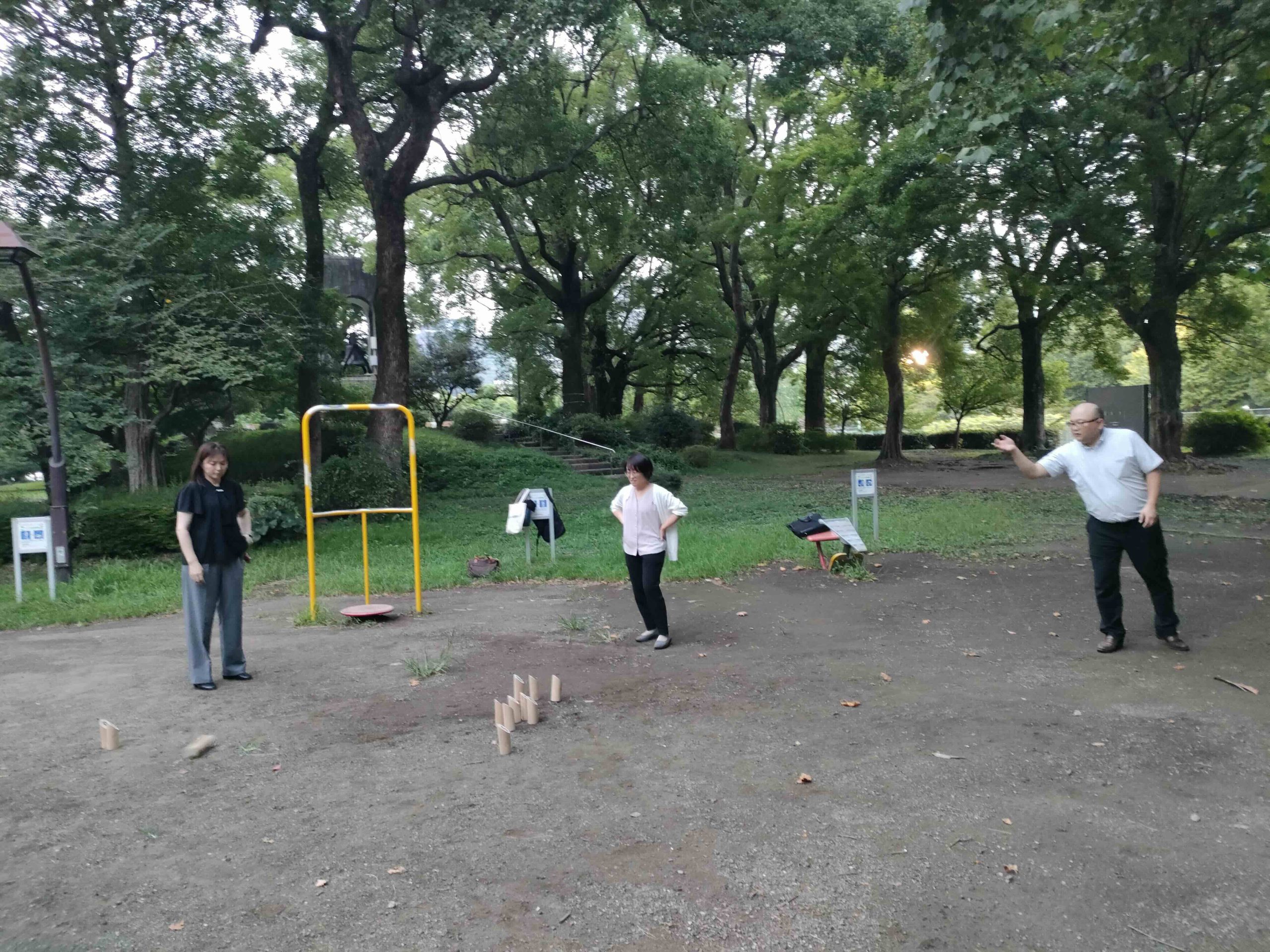 株式会社ケイミックスのみなさんが公園でモルックをしている 3枚目