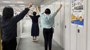 ラジオ体操をする東京都職員